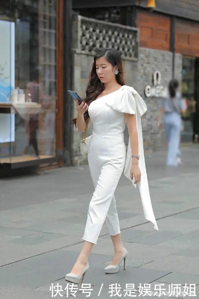 今年新兴的“连体裤”，遮肉又显瘦，如此搭美翻了！