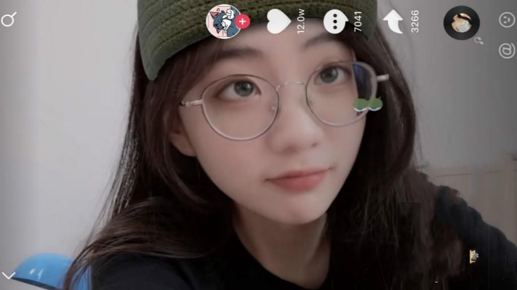 <p>“暴躁”女网红？17岁满天星小姐姐力挺藏族小帅哥发声：我看你脑子才需要开光。</p><p>很多人都有当网红的资本，差的是关注度，所以说满天星小姐姐是幸运的。她长相清纯，恰好趁着高考的热度被采访，容貌得以曝光，关注她的人越来越多，目前小姐姐也是百万粉丝网红了。不过她没有用心去经营这些粉丝，毕竟还在上学，主要的精力要放在学习上。对此，很多人感觉可惜，毕竟她本可以赚得盆满钵满，为了学业却放弃了经纪公司签约。</p><p>和小姐姐同样幸运的还有一个藏族小伙，他叫丁真，同样是以颜值而火。丁真的笑容较为纯真，给人一种纯洁、阳光的感觉，因此俘获了大量女性粉丝的心。不过丁真的出身和小姐姐差距就大了。因为家里穷，丁真没有上过学，他每天的任务就是放牛，而且理想较为狭隘，最大梦想就是当“赛马王子”。这是当地的一个赛马习俗，并非我们所理解的王子。</p>