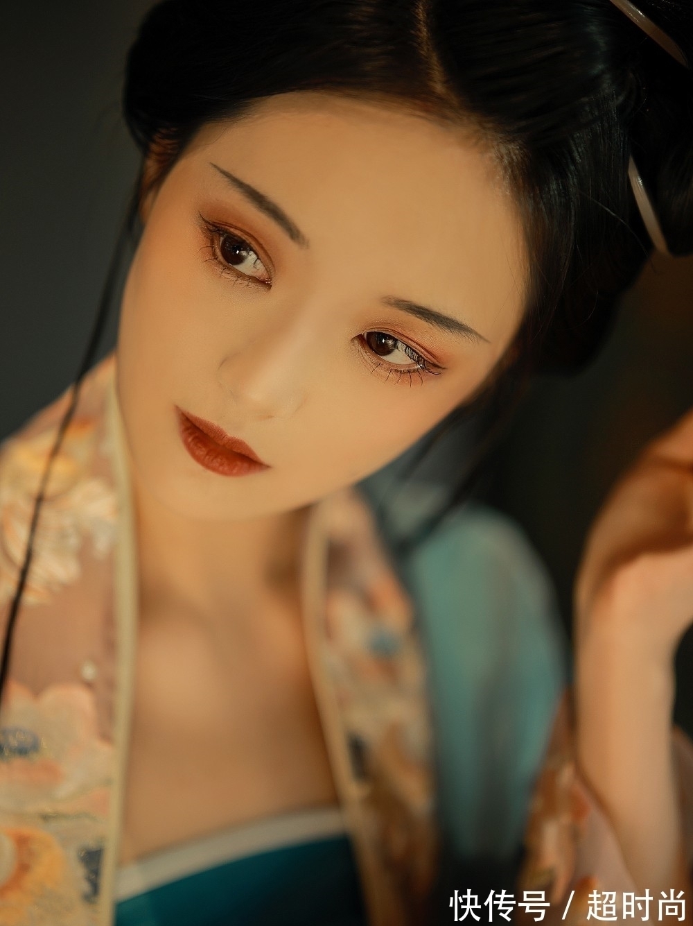 菊花&元稹这首描写菊花的诗，只有短短28字，却立意新颖，余韵悠长