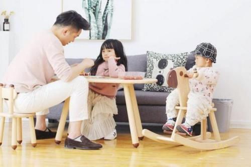 儿子当众“斥责”父母偏心妹妹,看清妹妹脸后,网友:不偏心都难