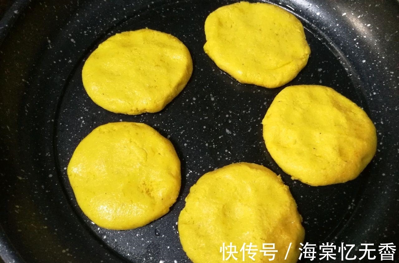 玉米粒|为什么玉米粉比玉米粒更适合钓鱼,看玉米粉饵的制作方法就明白了