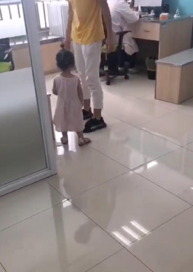 宝爸|3岁小女孩打完针，气冲冲找医生“算账”，网友：萌翻了