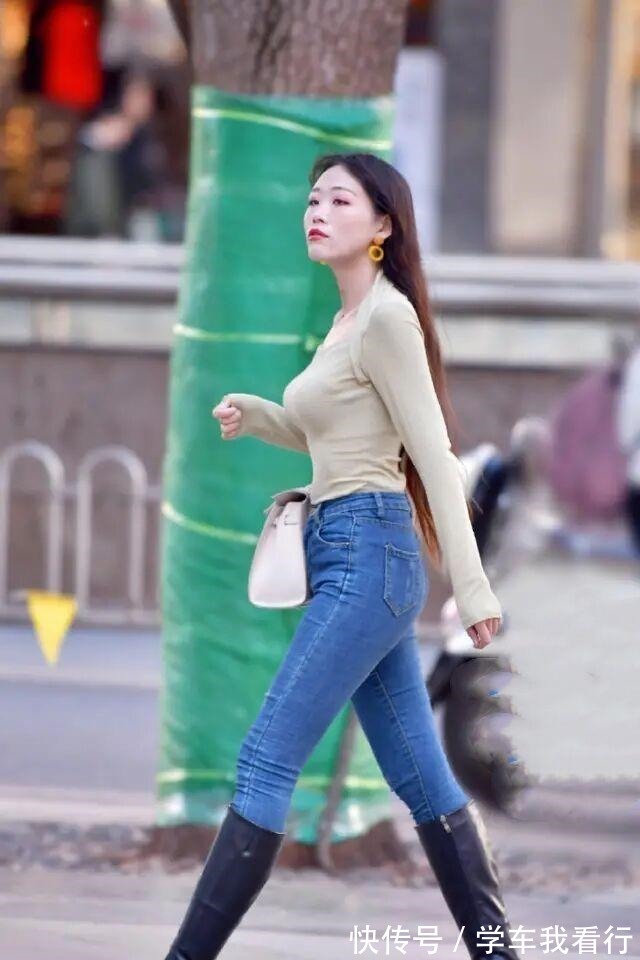 马思纯 灰色打底裤搭配性感吊带,拉长了视觉,显得比例协调!