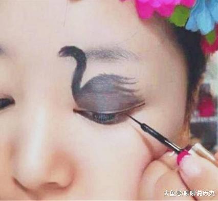 女子在眼皮画出黑天鹅,当她眨眼睛的时候,美丽动人