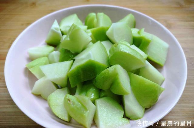 佛手瓜|自家种的佛手瓜,这样做那叫一个香,口感清脆又去火,好吃下饭!