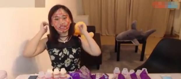  面包|大胃王密子君挑战26个紫薯面包，结果吃撑了，吃成这个样子