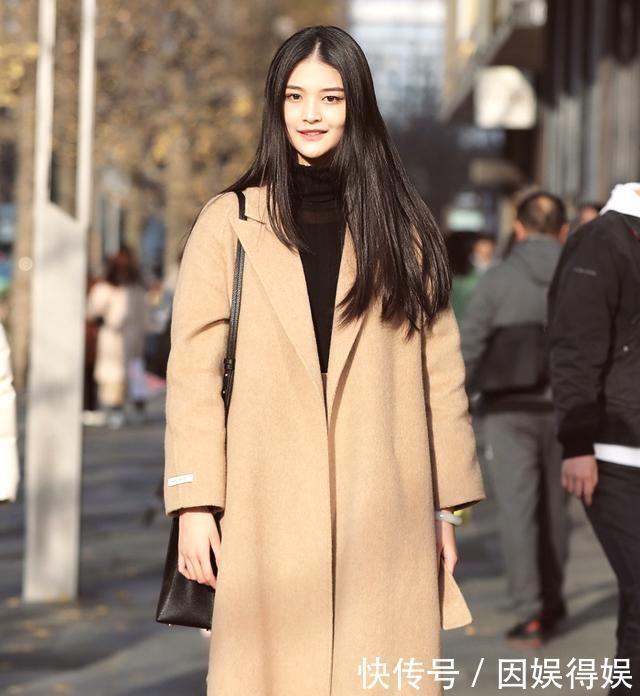 街拍小姐姐穿着黑色网纱的仙女裙,太有感染力了