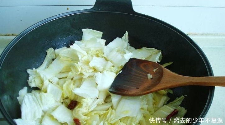 白菜炖豆腐,先炖白菜还是豆腐?搞错了顺序,难怪白菜豆腐不好吃