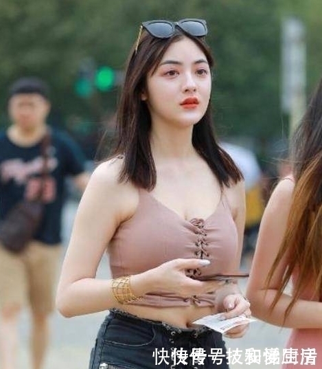 美女|街拍：美女一件黑色的背心搭配热裤，轻松秀出迷人大长腿