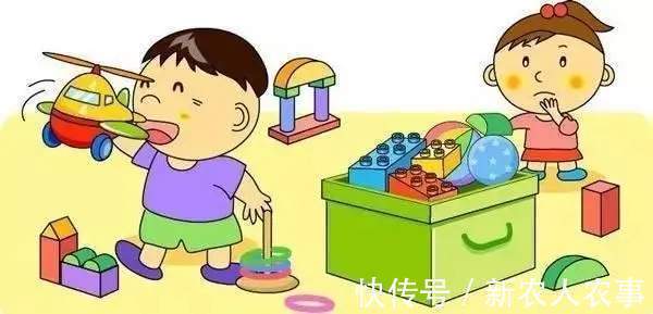 玩具|俩熊孩子在马路上玩球，精准踢翻父亲的饭碗，网友：家长需要反思