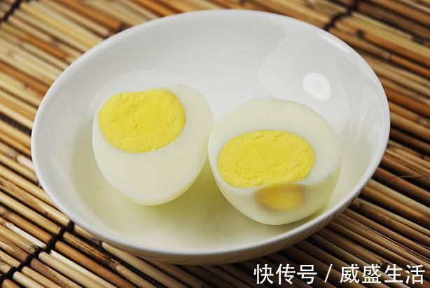 煮鸡蛋时，先不要下锅煮，加上这两步，鸡蛋不开裂，还自动脱壳