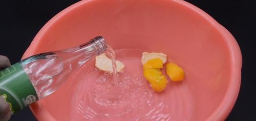  脚后跟干裂脱皮不用愁，教你一个土方法，轻松解决，省钱又实用