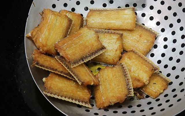  正确|炸带鱼到底要不要拍粉，大厨教你正确做法，酥香金黄，一点也不烂