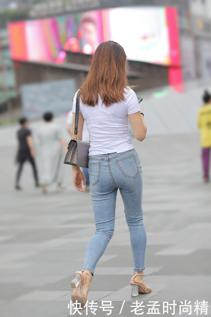 街拍牛仔裤装扮让你休闲有型,轻松展现出潇洒惬意的一面