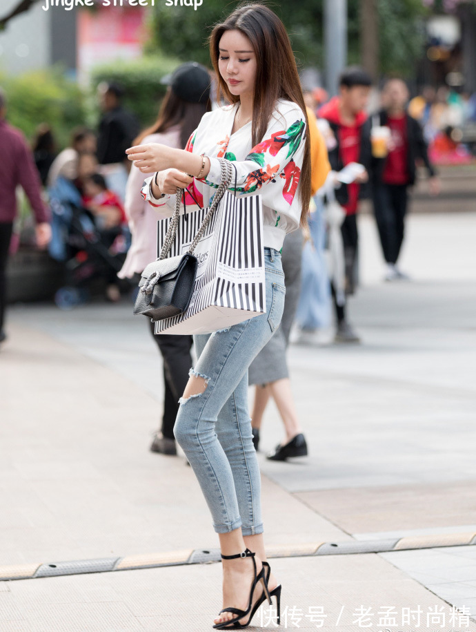 牛仔裤 重庆街拍,露脐装毛衫搭配牛仔裤,简约有型又有范!