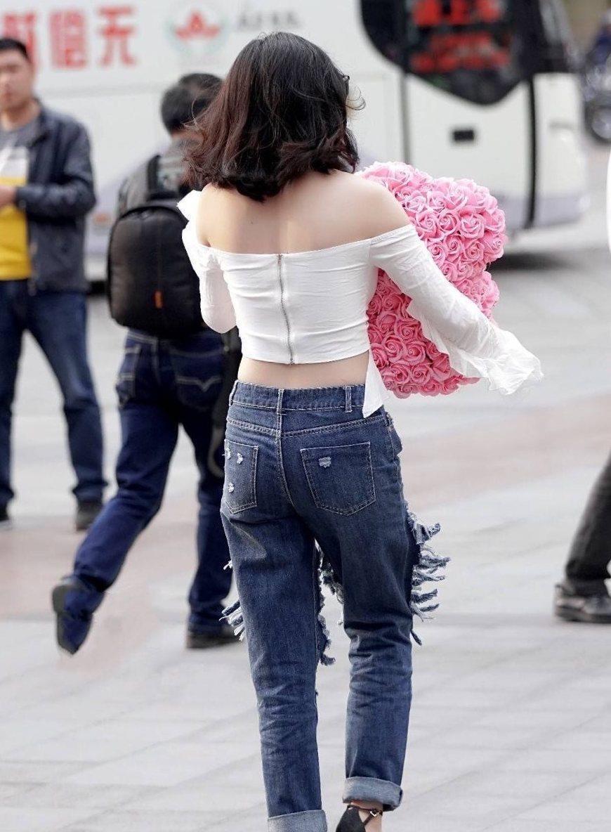 街拍白色短款紧身衣,搭配个性牛仔裤,性感时尚范