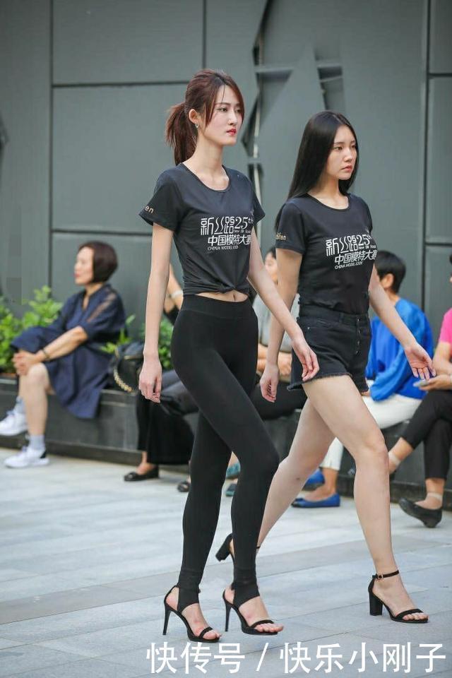 淡色的休闲衫搭配运动瑜伽裤，非常迷人