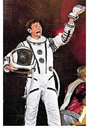 长虹|刘德华不上综艺,要出演《流浪地球2》,表示要在78岁时上太空