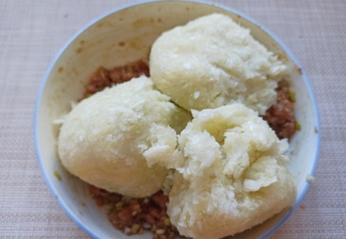 和面|包子怎么做才好吃?教你调馅小技巧,出锅蓬松宣软,个个皮薄馅大