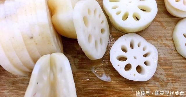 父亲用40年的老方法炸藕盒,一个小技巧,藕盒外酥里鲜,香而不腻