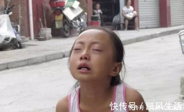 父母|“妈妈别打了,我会听话的”,小女孩跪地求饶,父母失控有多可怕?
