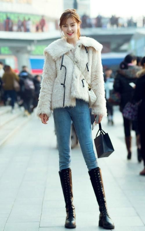 时尚：牛仔裤搭配高筒靴，特别适合身高腿长的女生