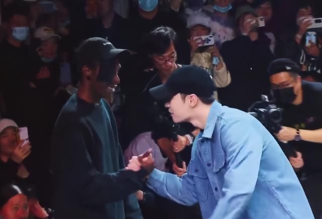  表演赛|张艺兴临时改规则比赢世界冠军 对方女友发文抱怨