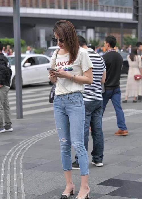 破洞牛仔裤|T恤+牛仔裤这种经典的穿搭法则，很轻松就能穿出时尚感