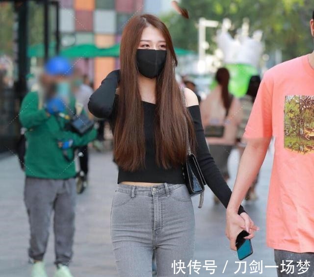 紧身牛仔裤 #时尚百搭#街道美女黑色上衣短袖搭配灰色紧身牛仔裤
