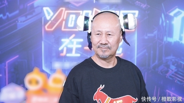 61岁腾格尔过年太接地气!小平房上贴蒙文对联,用花脸盆装肉馅