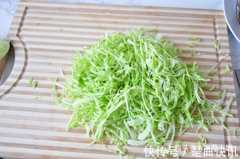 卷心菜|半个卷心菜，一勺芝麻酱，拌一拌当晚餐，我已连吃一周还是很喜欢