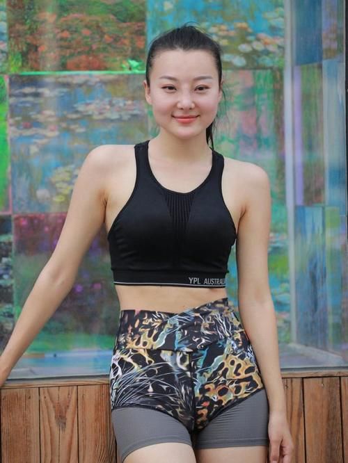 经久不衰的“瑜伽短裤”，搭配吊带背心，让街头美女展现青春活力