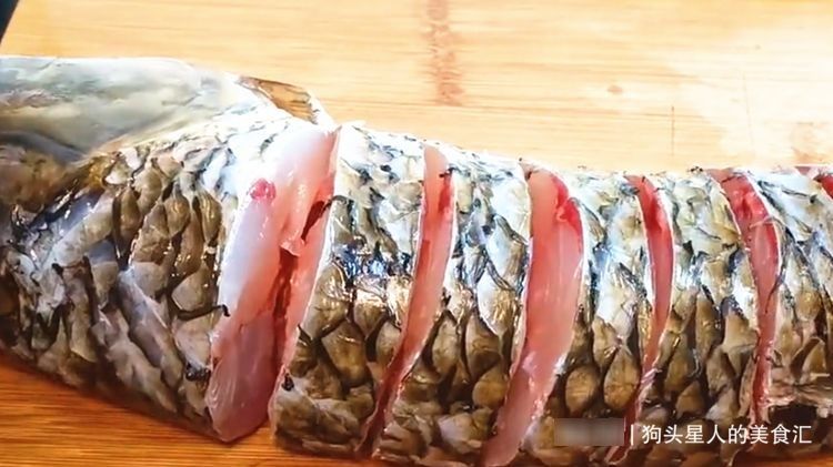把一条鱼放进电饭锅里，不加一滴水，出锅太香了，肉嫩味道香