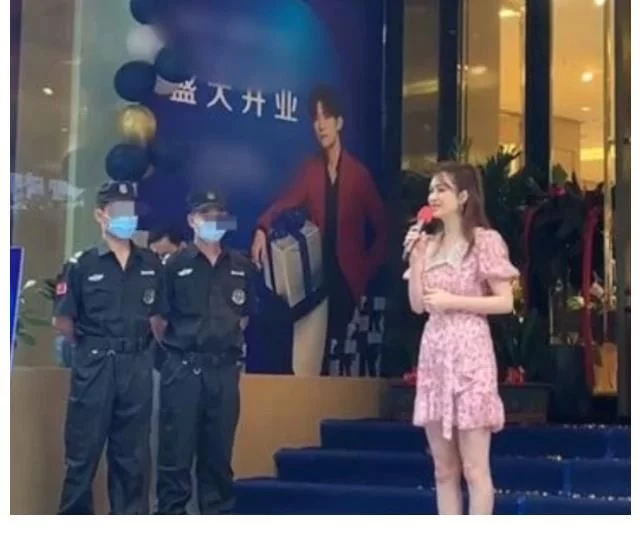 偶遇女演员洪欣,身穿白色背心,黑色裤子,戴着贝雷帽,站在舞台