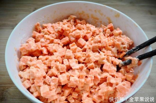 红薯这样做真好吃,一会就做一大盘,好吃的不得了,总是不够吃!