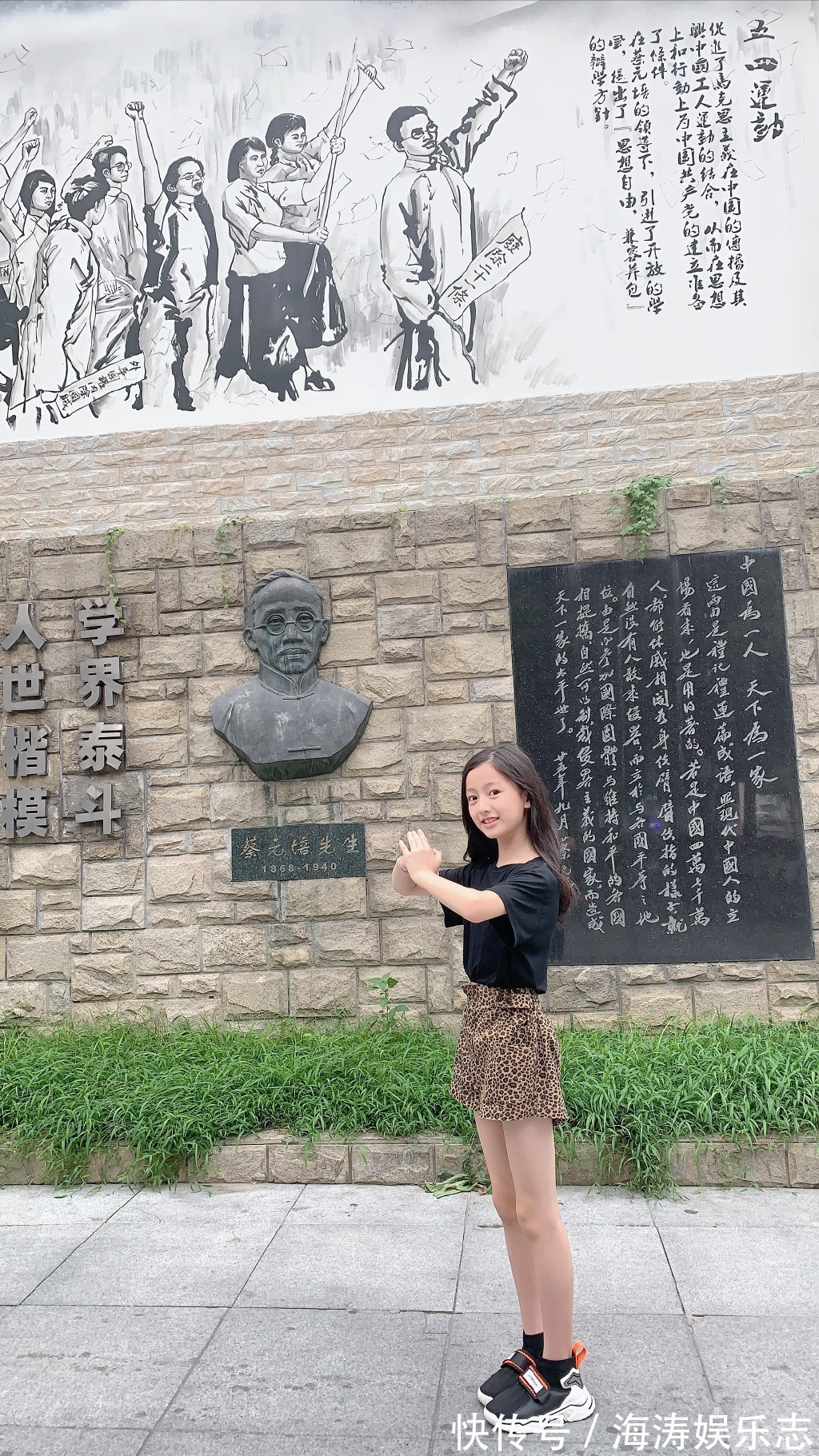 套装|因为“逆天颜值”被禁止整容的童模裴佳欣,穿学院风套装美成公主