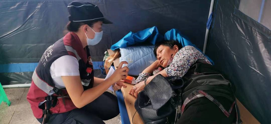 封面新闻|中医组团进帐篷 泸县安置群众免费“看专家”