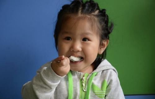 礼仪|夫妻俩餐馆吃饭,路人拍照传到网上,网友:孩子是意外