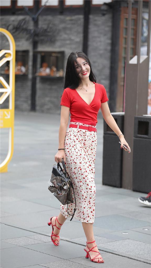 展现|美女街拍:斑点连衣裙+高跟鞋,清爽大方,让小姐姐展现俏皮可爱的气质