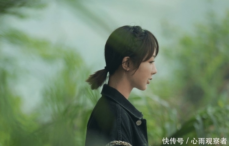 节目 何炅差点被树苗刮到脸,看到杨紫的下意识反应,难怪她人缘这么好