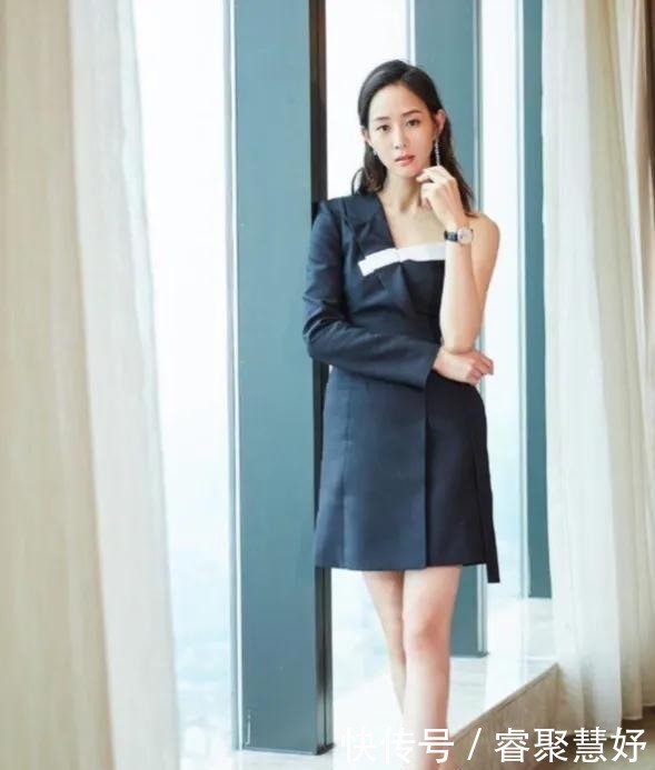 女人|齐眉短发搭配黑色长裙，张钧甯小蛮腰太吸睛，这是四十岁的女人？