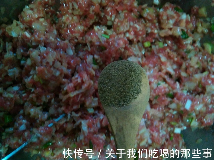 用羊肉包饺子,牢记“4加2不加”,鲜嫩多汁还不膻,咬一口满嘴香