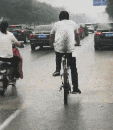 |搞笑GIF趣图:闯入了一个陌生之地,四周黑乎乎