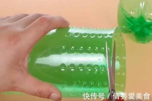 大号塑料瓶别扔了,中间剪一刀,穿一根绳子,做10个都不够用