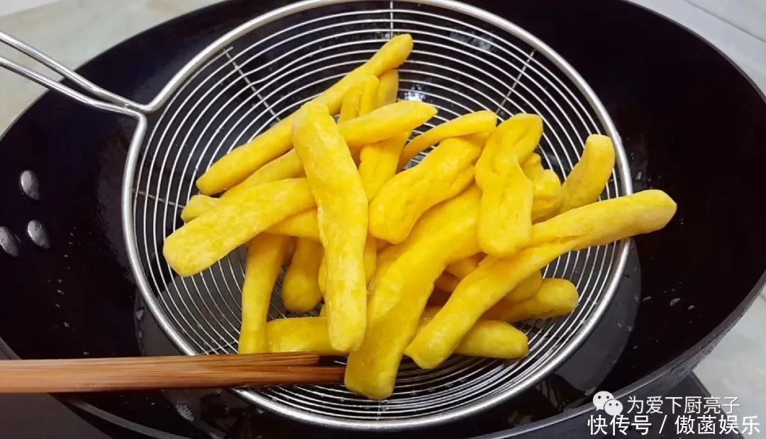 以后南瓜面粉就这么做,加3个鸡蛋,不蒸馒不烙饼,上桌就被抢光