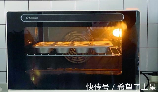 想吃杯子蛋糕不用买,在家轻松做出水光肌小蛋糕,不皱不裂又饱满!