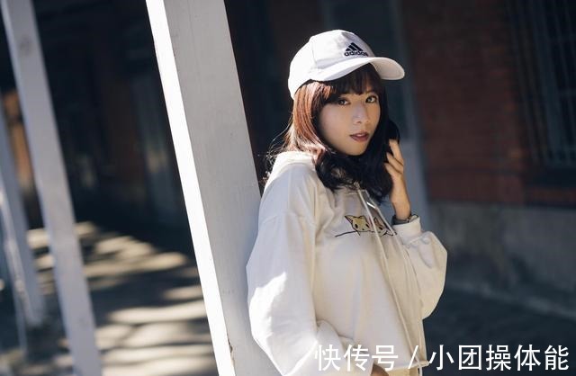 身穿白色 小姐姐身穿白色的帽衫卫衣，搭配牛仔半身裙，俏皮又时尚！