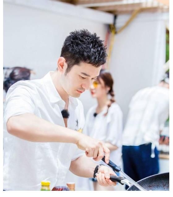 黄晓明|《中餐厅5》开拍，43岁的黄晓明被夸少年感，真的不过分吗？