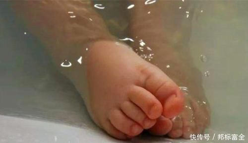 伤情|孩子被开水烫伤,先脱衣服还是先冲水顺序做错伤情更严重