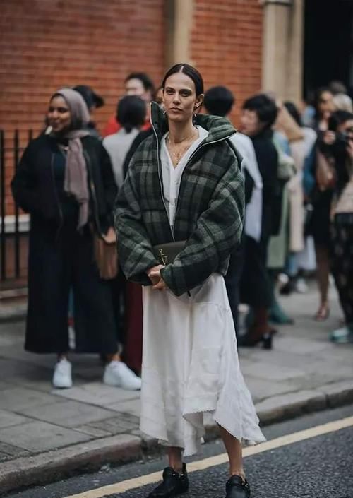 ?穿来穿去，还是觉得羽绒服最配“裙子”，时髦显气质，还保暖